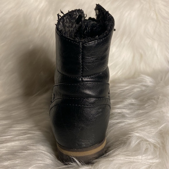 Boots - Picture 7 of 10